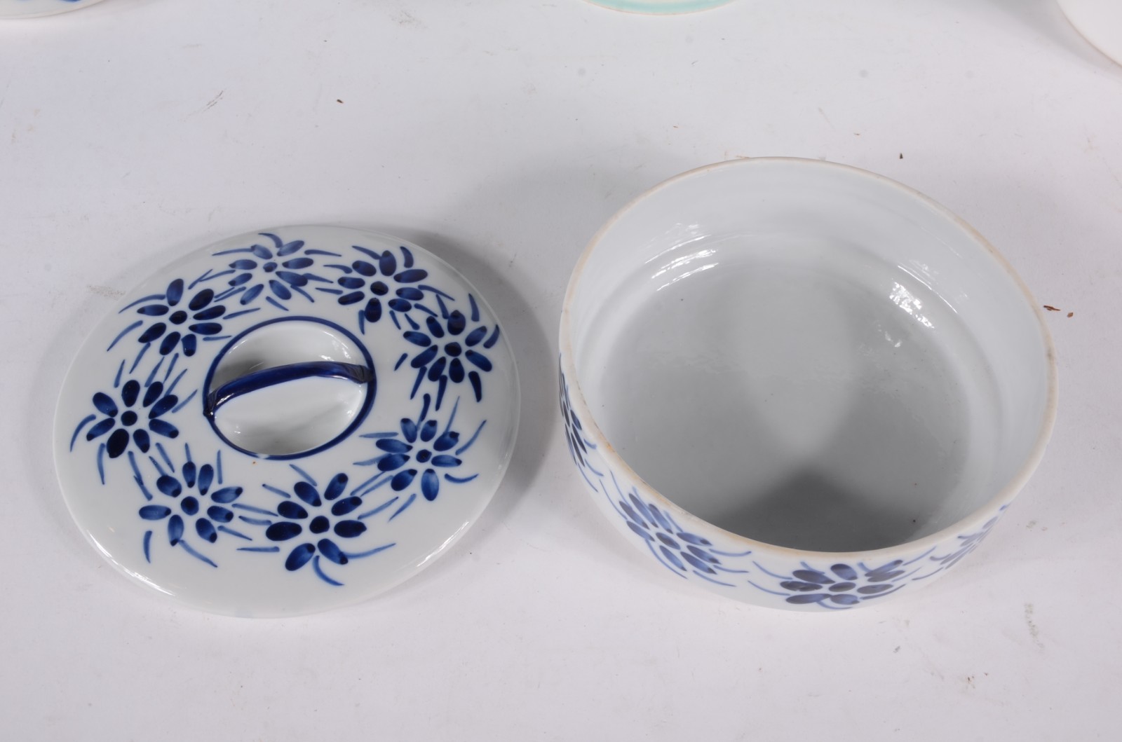 Três peças diversas de porcelana/cerâmica, sendo: prato de pé alto... - foto 6 de 7