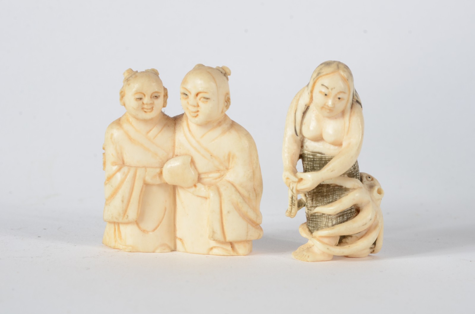 Dois netsukes de marfim representando duas figuras de kimono e... - foto 1 de 6