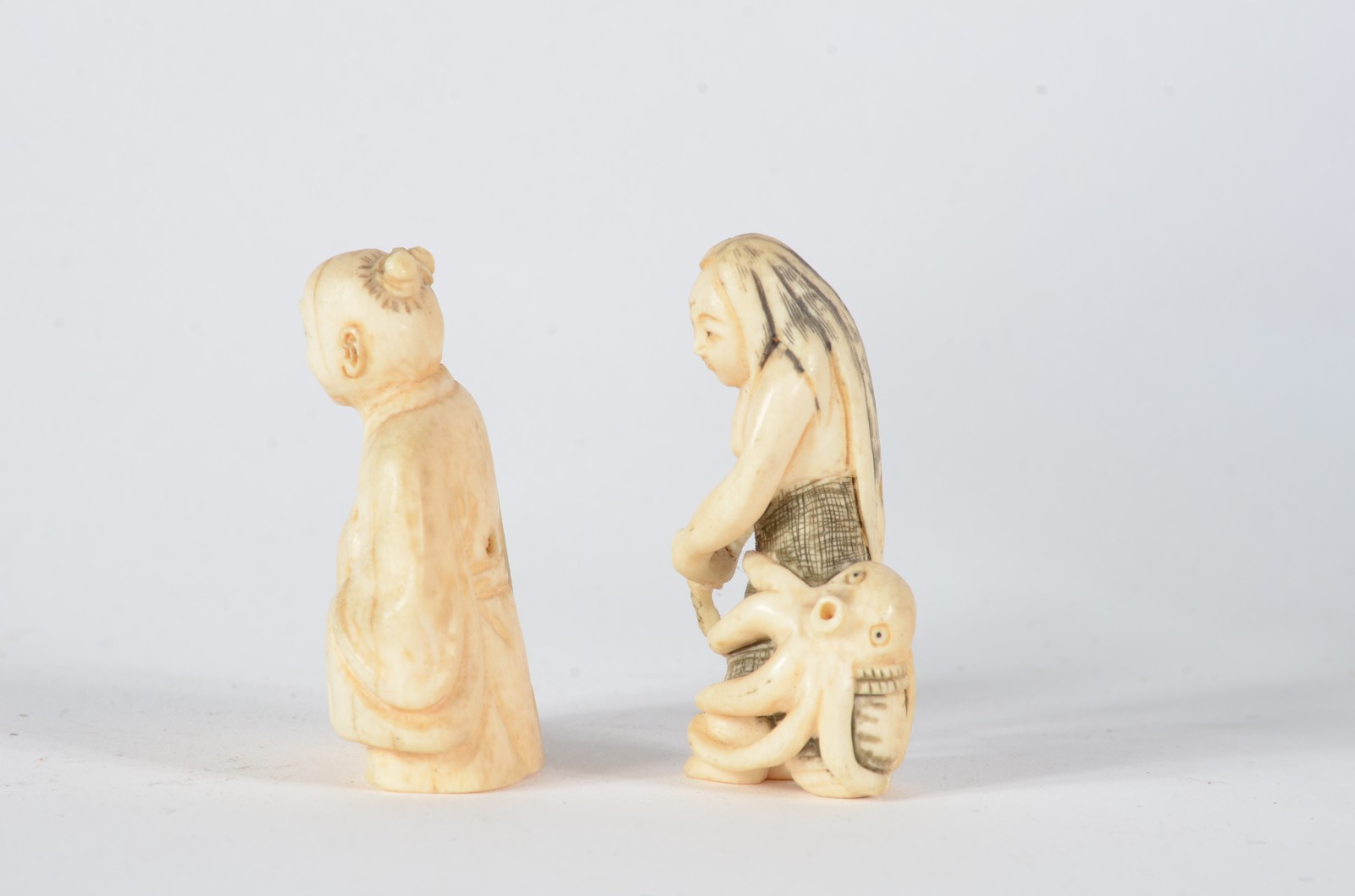 Dois netsukes de marfim representando duas figuras de kimono e... - foto 2 de 6