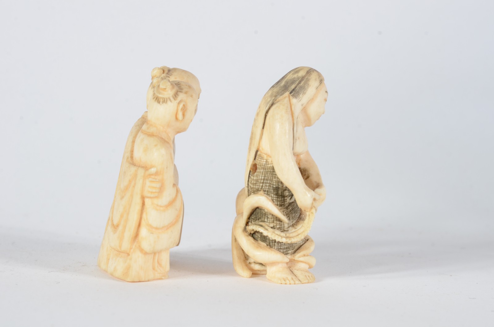 Dois netsukes de marfim representando duas figuras de kimono e... - foto 3 de 6