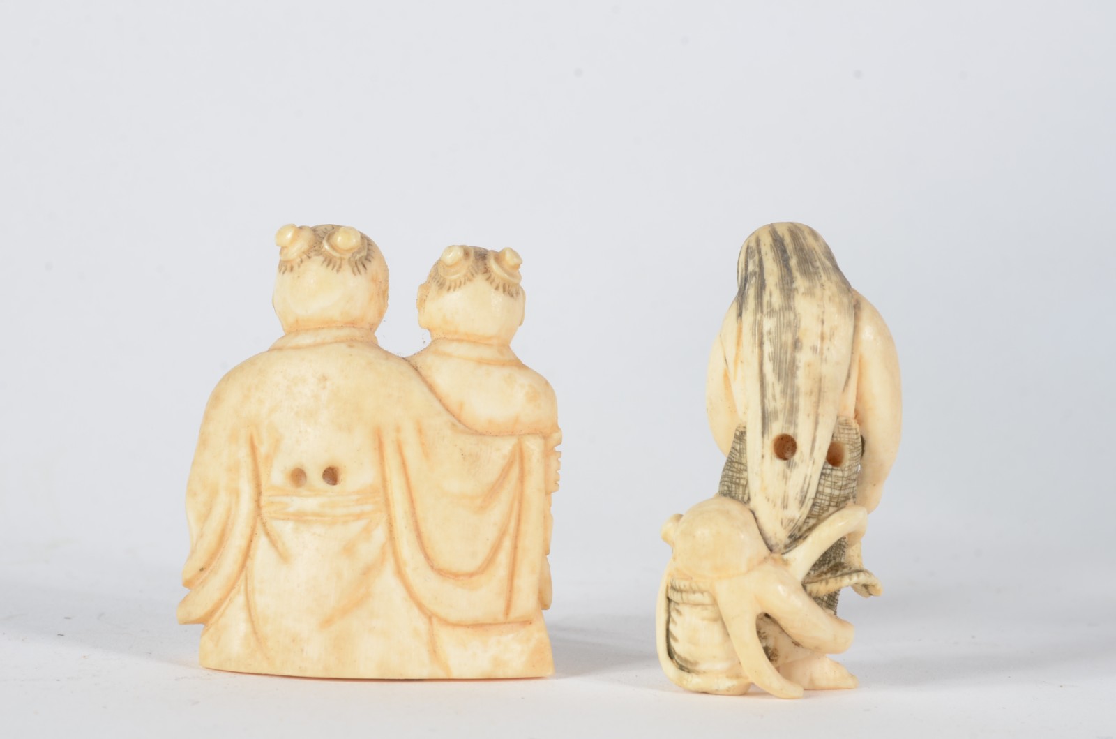 Dois netsukes de marfim representando duas figuras de kimono e... - foto 5 de 6