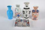 Diversas peças, sendo: 4 vasos de porcelana ori... - Diversas peças, sendo: 4 vasos de porcelana oriental e cinzeiro (lascado na base).