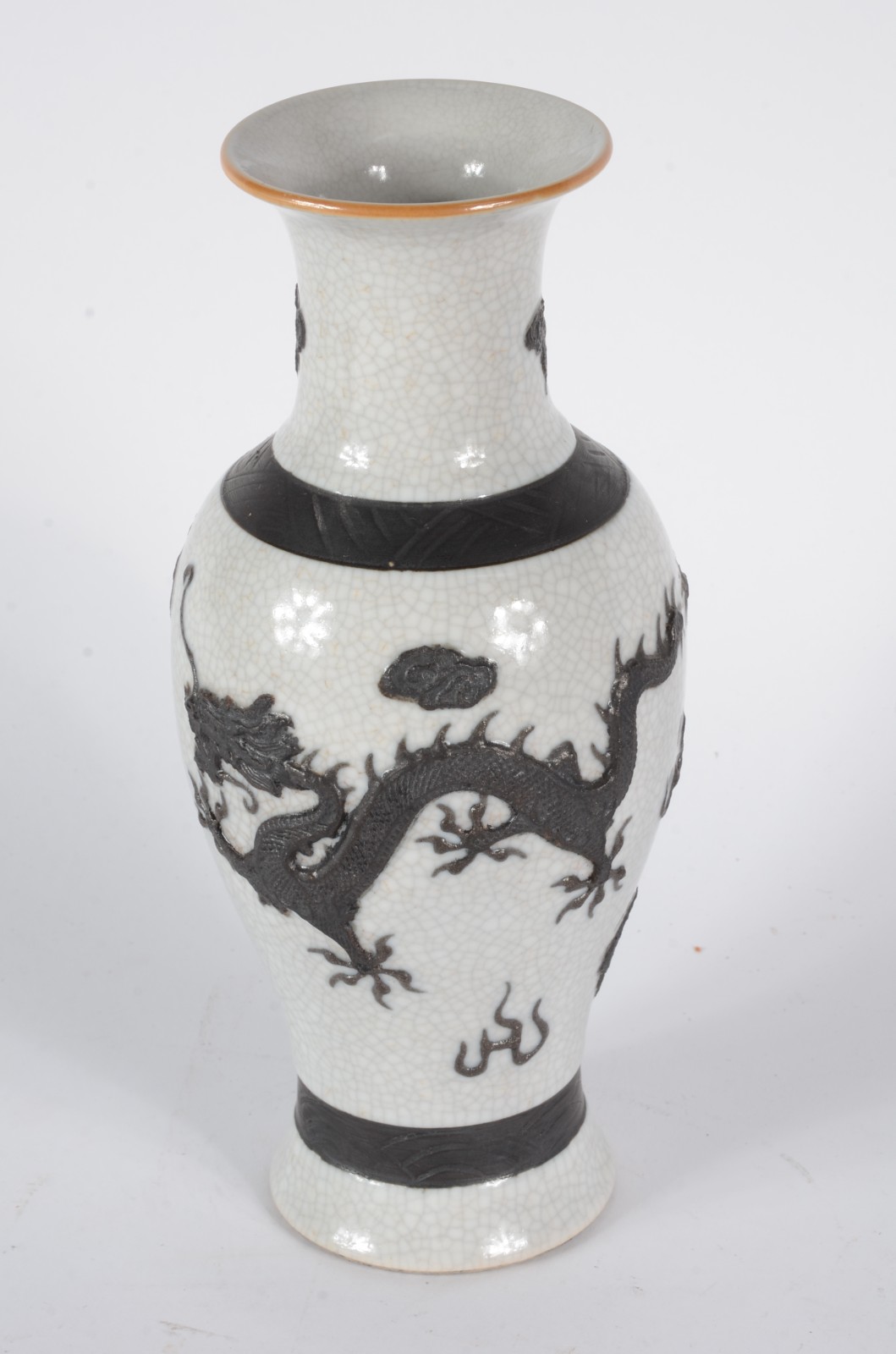 Diversas peças, sendo: 4 vasos de porcelana oriental e cinzeiro... - foto 2 de 11