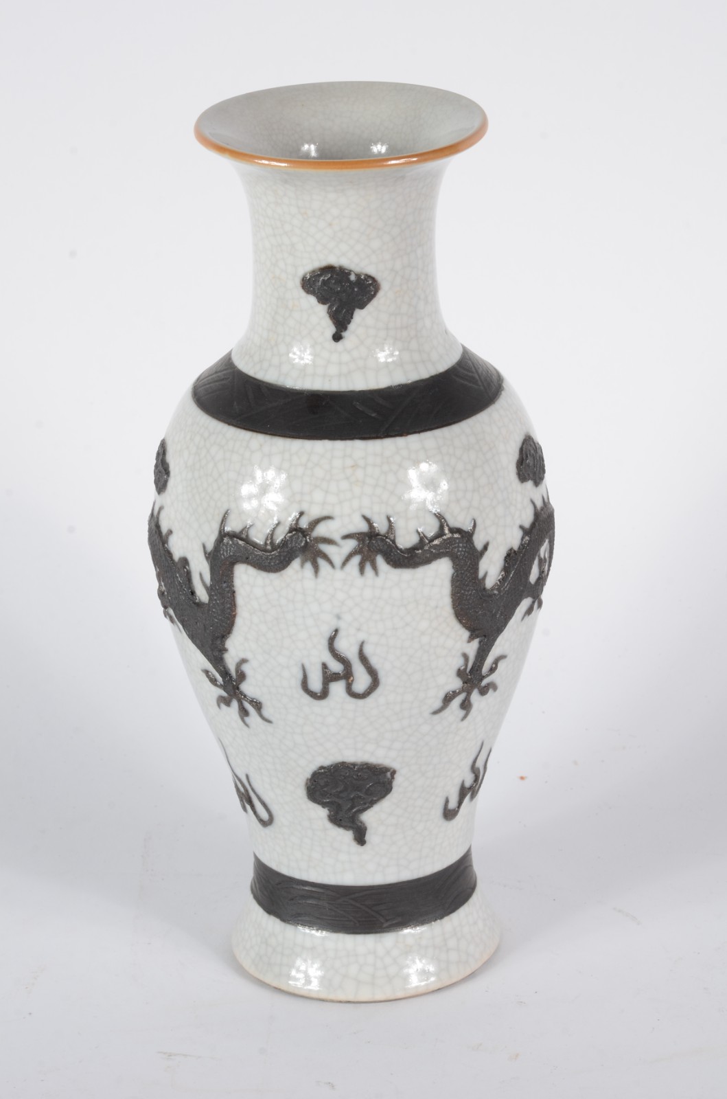 Diversas peças, sendo: 4 vasos de porcelana oriental e cinzeiro... - foto 4 de 11