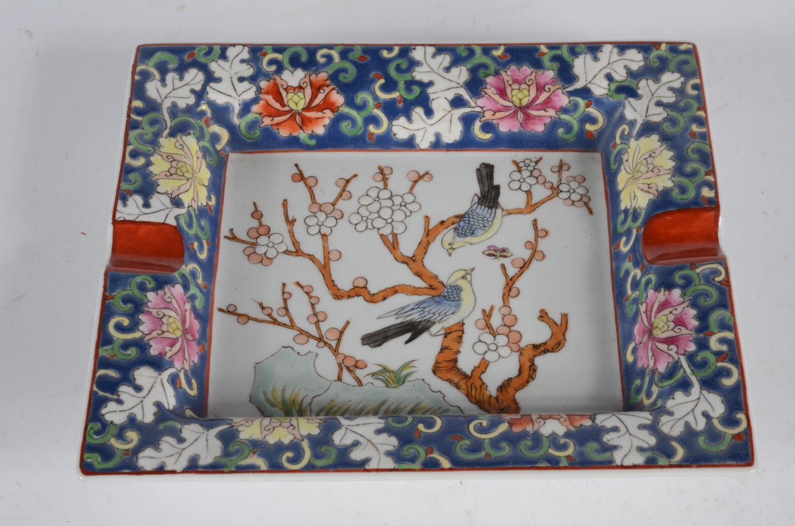 Diversas peças, sendo: 4 vasos de porcelana oriental e cinzeiro... - foto 5 de 11