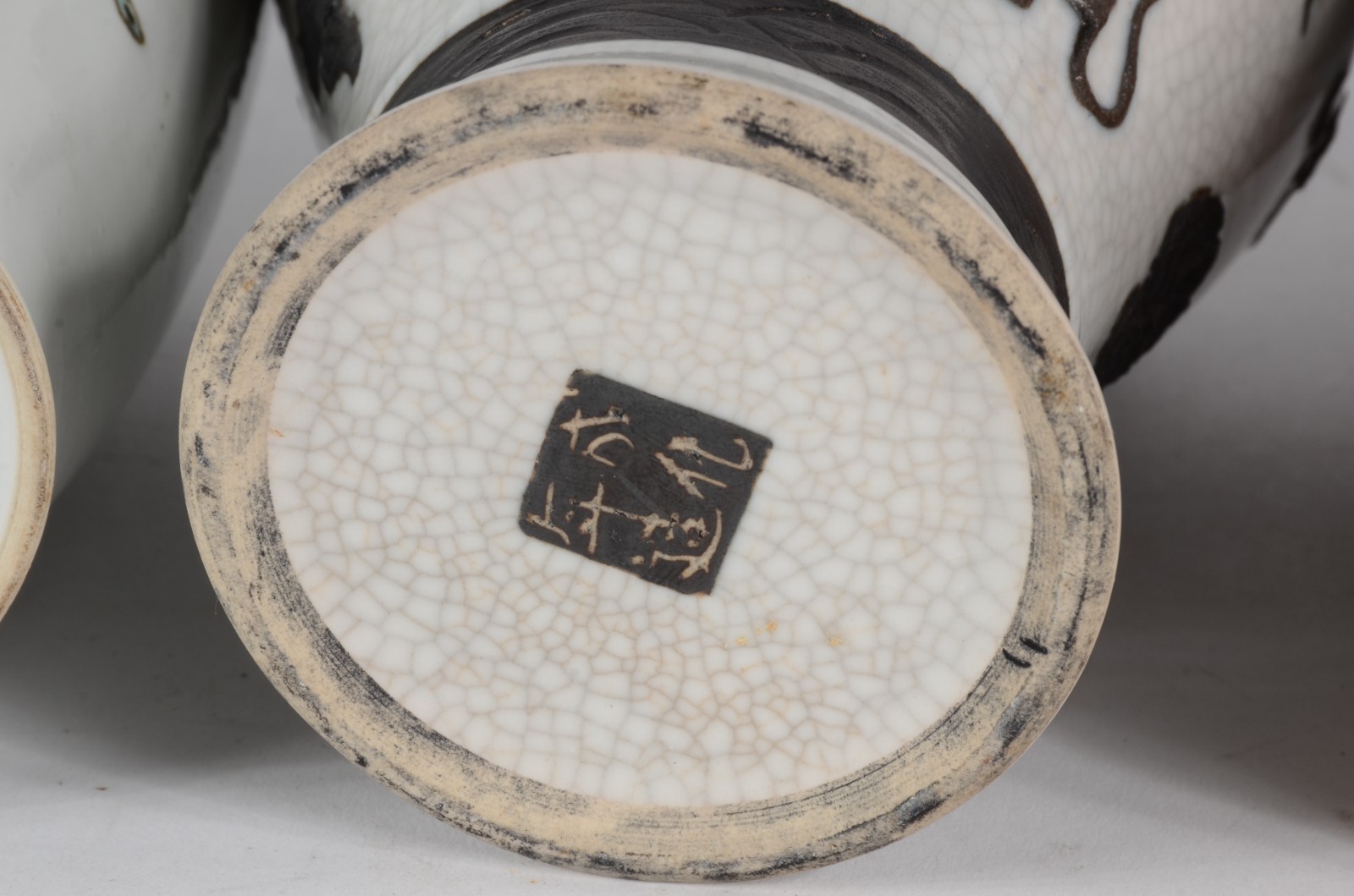 Diversas peças, sendo: 4 vasos de porcelana oriental e cinzeiro... - foto 7 de 11