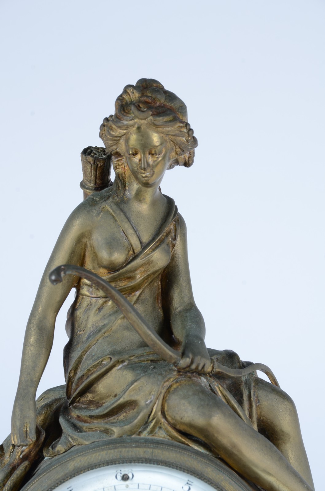 Relógio de mesa de bronze frances cinzelado e dourado, apresentando... - foto 2 de 9