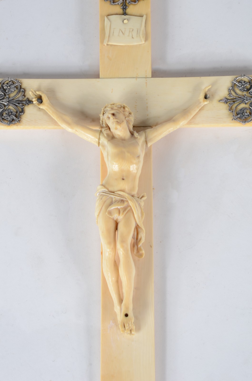 Crucifixo com figura de Cristo ricamente esculpida em marfim... - foto 2 de 4