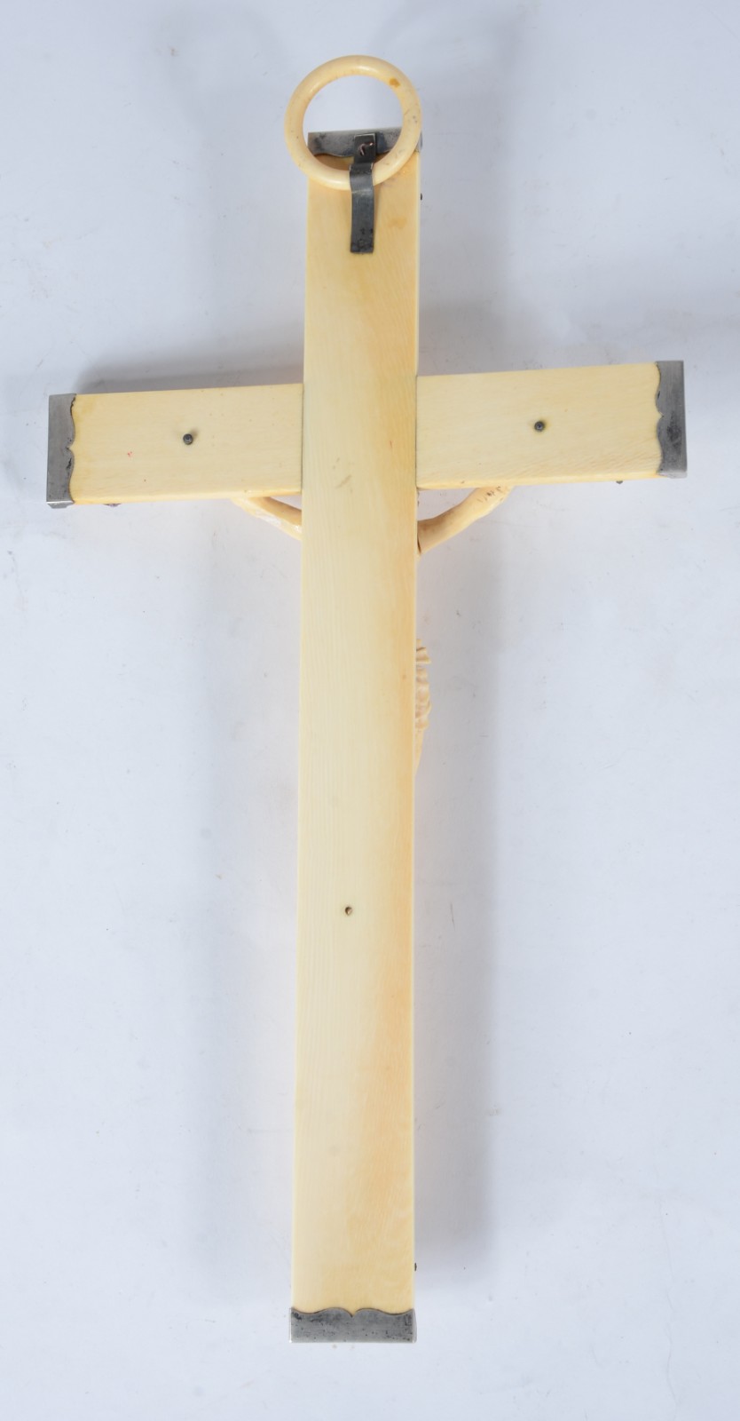 Crucifixo com figura de Cristo ricamente esculpida em marfim... - foto 4 de 4