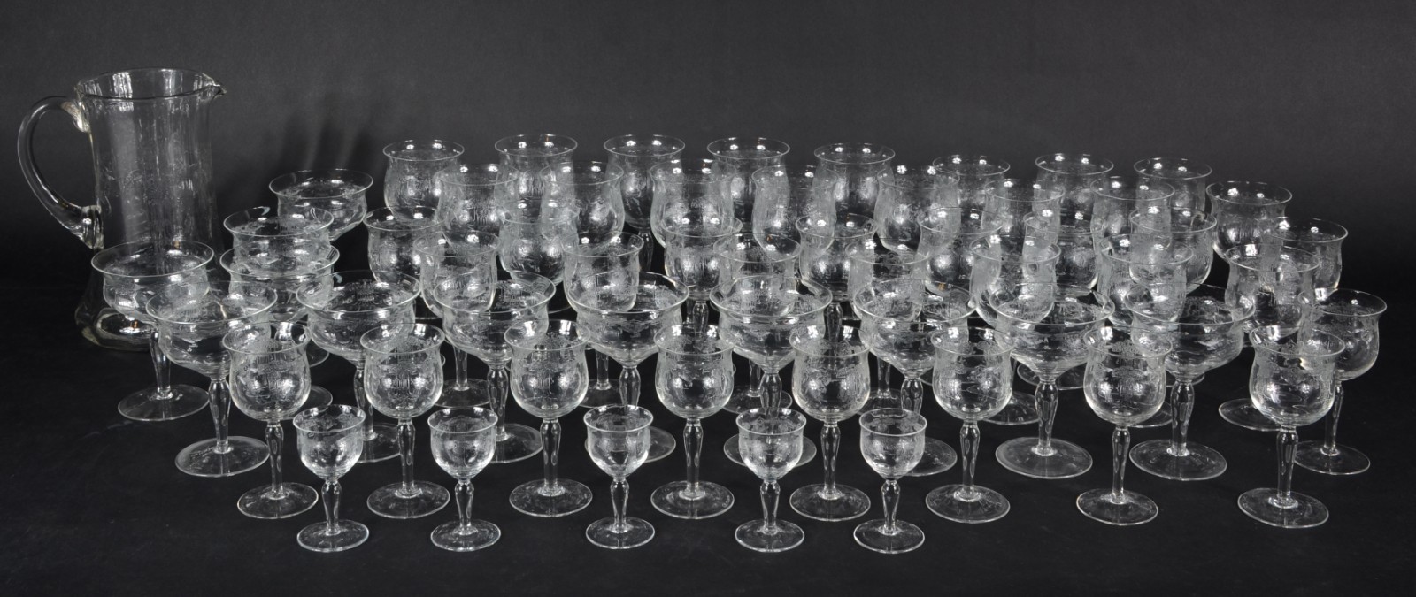 Serviço de copos de cristal com guirlandas lavradas, composto de: 11... - foto 1 de 2