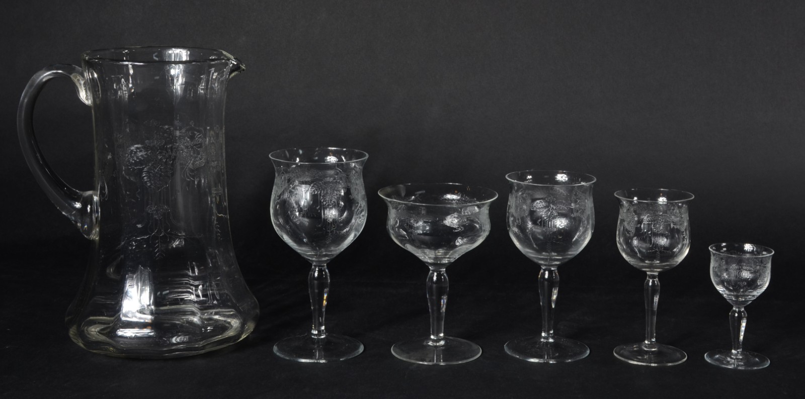 Serviço de copos de cristal com guirlandas lavradas, composto de: 11... - foto 2 de 2