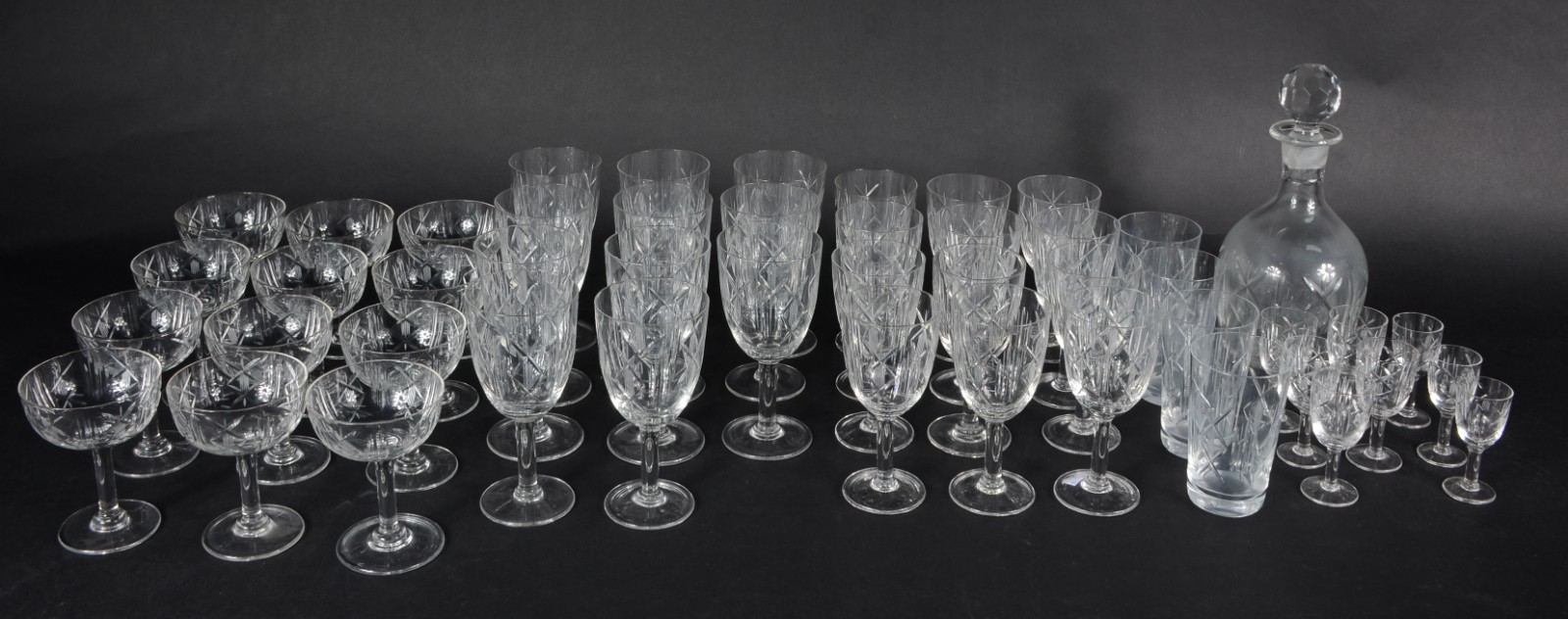 Serviço de cristal lapidado, composto de: 11 taças para vinho tinto... - foto 1 de 4