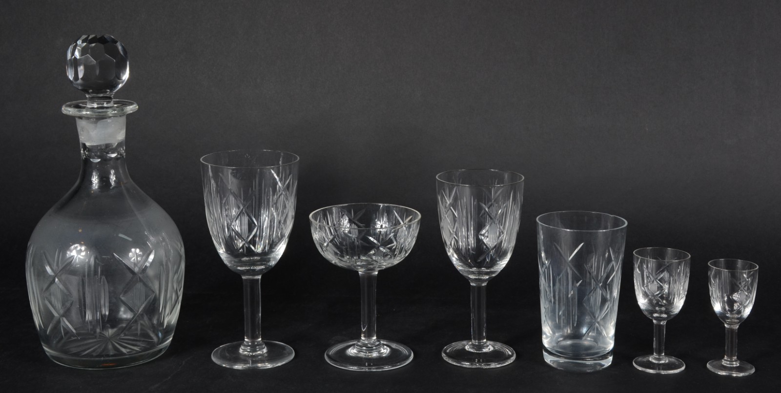 Serviço de cristal lapidado, composto de: 11 taças para vinho tinto... - foto 2 de 4