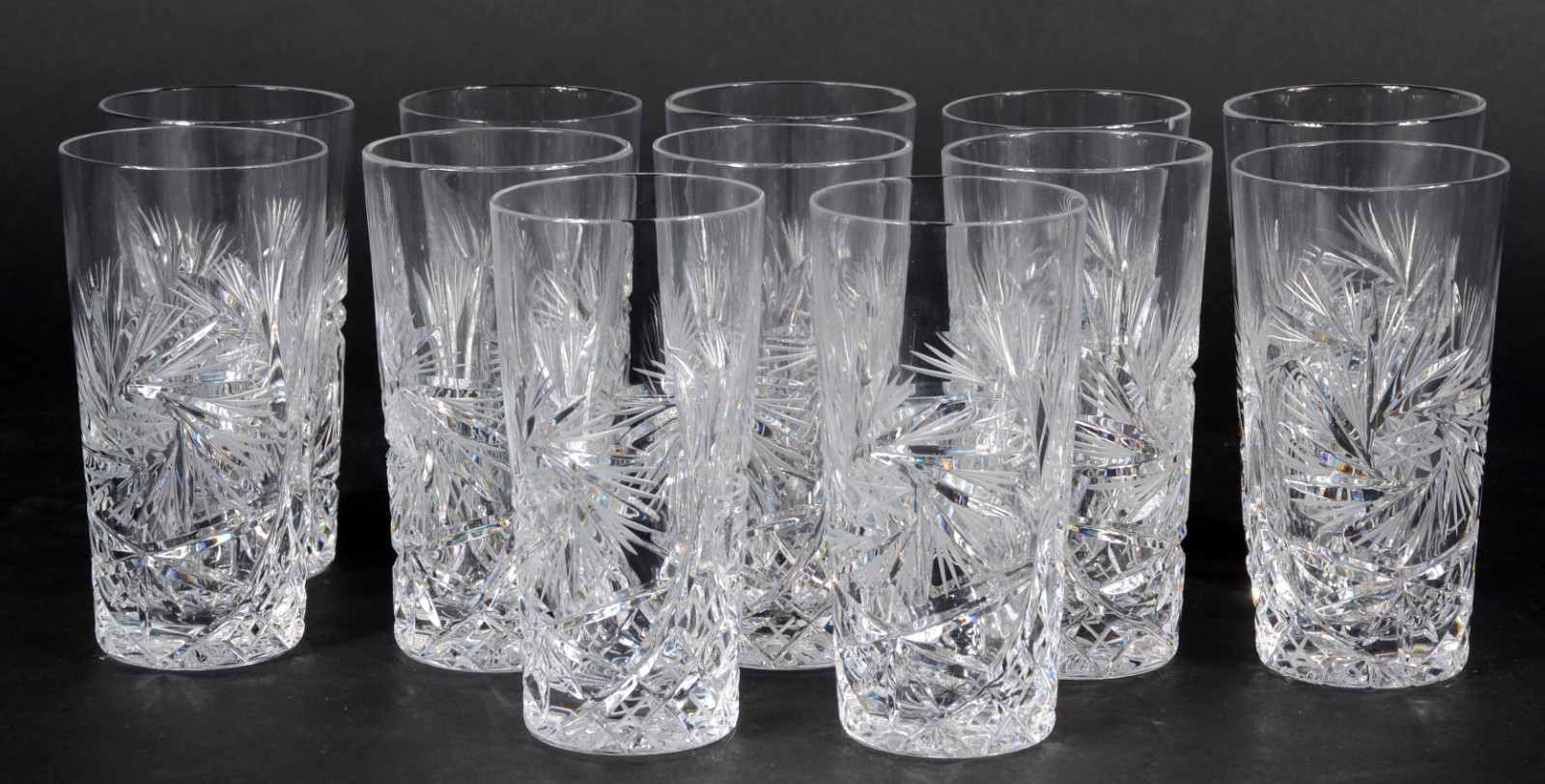 Conjunto com 12 copos longos de cristal tcheco lapidado. - foto 1 de 3