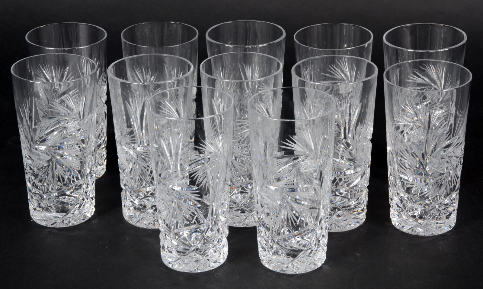 Conjunto com 12 copos longos de cristal tcheco lapidado. - foto 2 de 3