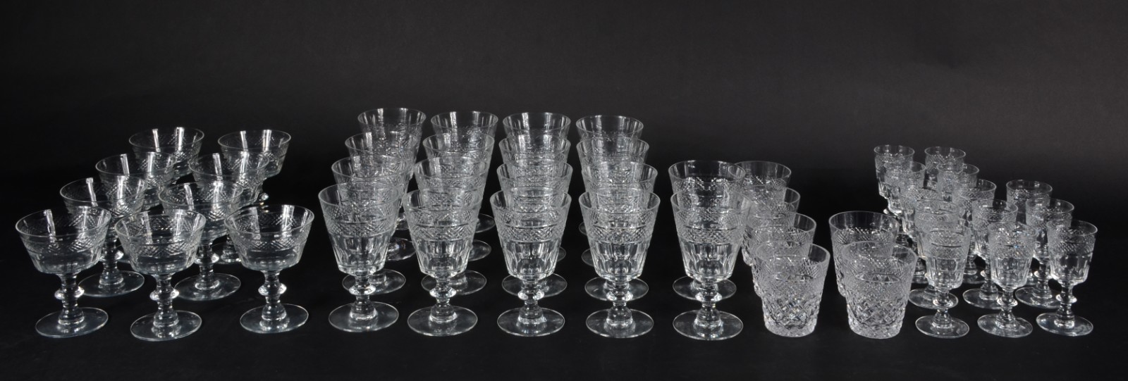 Serviço de cristal europeu lapidado, composto de: 18 taças para... - foto 1 de 4