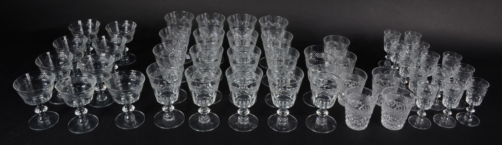 Serviço de cristal europeu lapidado, composto de: 18 taças para... - foto 2 de 4
