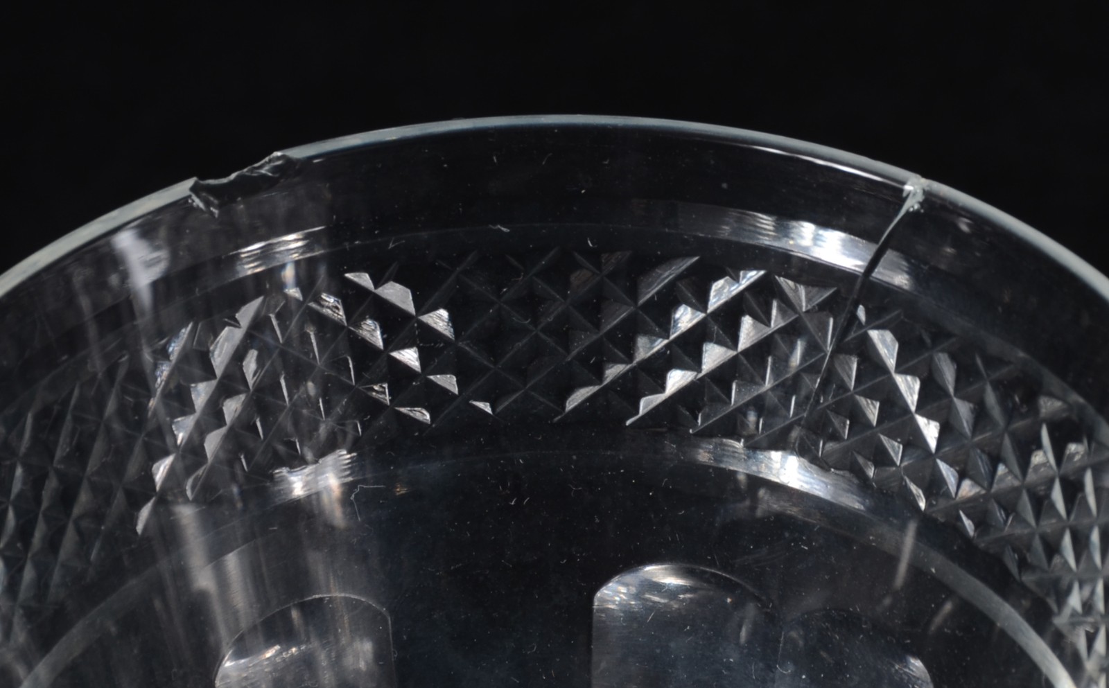 Serviço de cristal europeu lapidado, composto de: 18 taças para... - foto 3 de 4