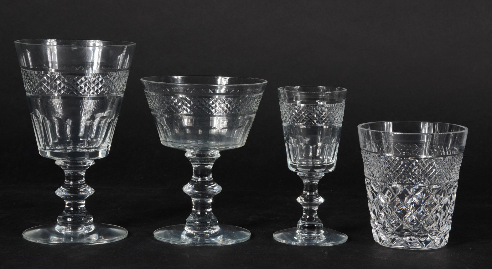 Serviço de cristal europeu lapidado, composto de: 18 taças para... - foto 4 de 4