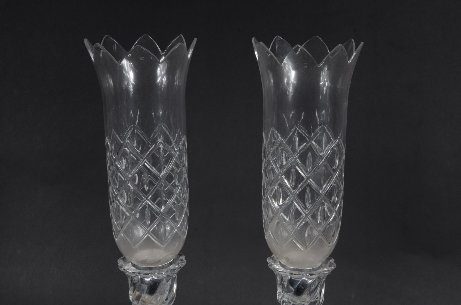Par de castiçais de cristal frances em gomos retorcidos, pingentes... - foto 2 de 5