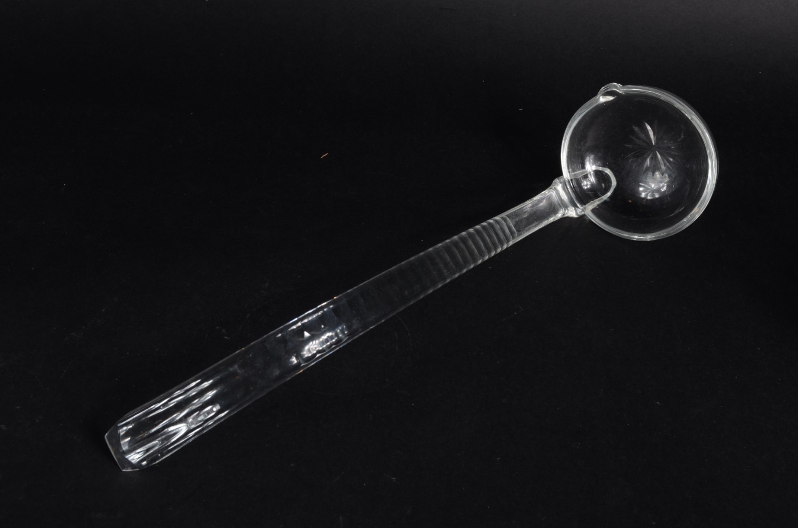 Poncheira de cristal lapidado com 12 canecas e concha. - foto 4 de 7