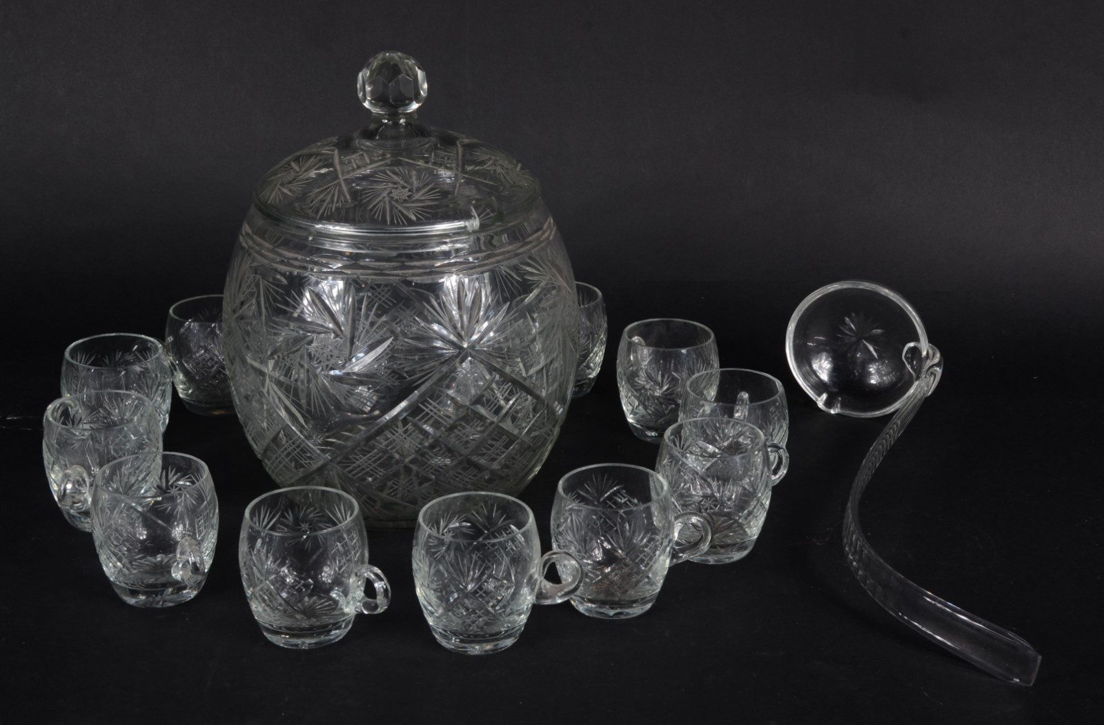 Poncheira de cristal lapidado com 12 canecas e concha. - foto 1 de 7