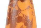 Émile Gallé (1846-1904),  - Vaso frances de pasta de vidro acidado com sobrecapa na cor âmbar com fino relevo de folhas e cachos de frutas. Assinado