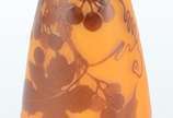 Émile Gallé (1846-1904),  - Vaso frances de pasta de vidro acidado com sobrecapa na cor âmbar com fino relevo de folhas e cachos de frutas. Assinado
