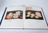 Dois livros diversos de antiguidades inglesas e... - Dois livros diversos de antiguidades inglesas e porcelanas portuguesas Vista Alegre:<br>a) Pictorial Dictionary Of British 19h Century Furtiture...
