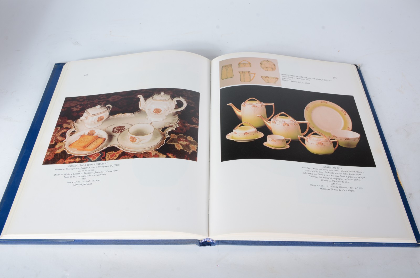 Dois livros diversos de antiguidades inglesas e porcelanas... - foto 5 de 8