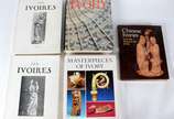Cinco livros diversos sobre marfim:<br>a) Les I... - Cinco livros diversos sobre marfim:<br>a) Les Ivoires<br>b)Les Ivoires<br>c)Ivory - A History and Collectoris Garide<br>d) Masterpieces Of Ivory...