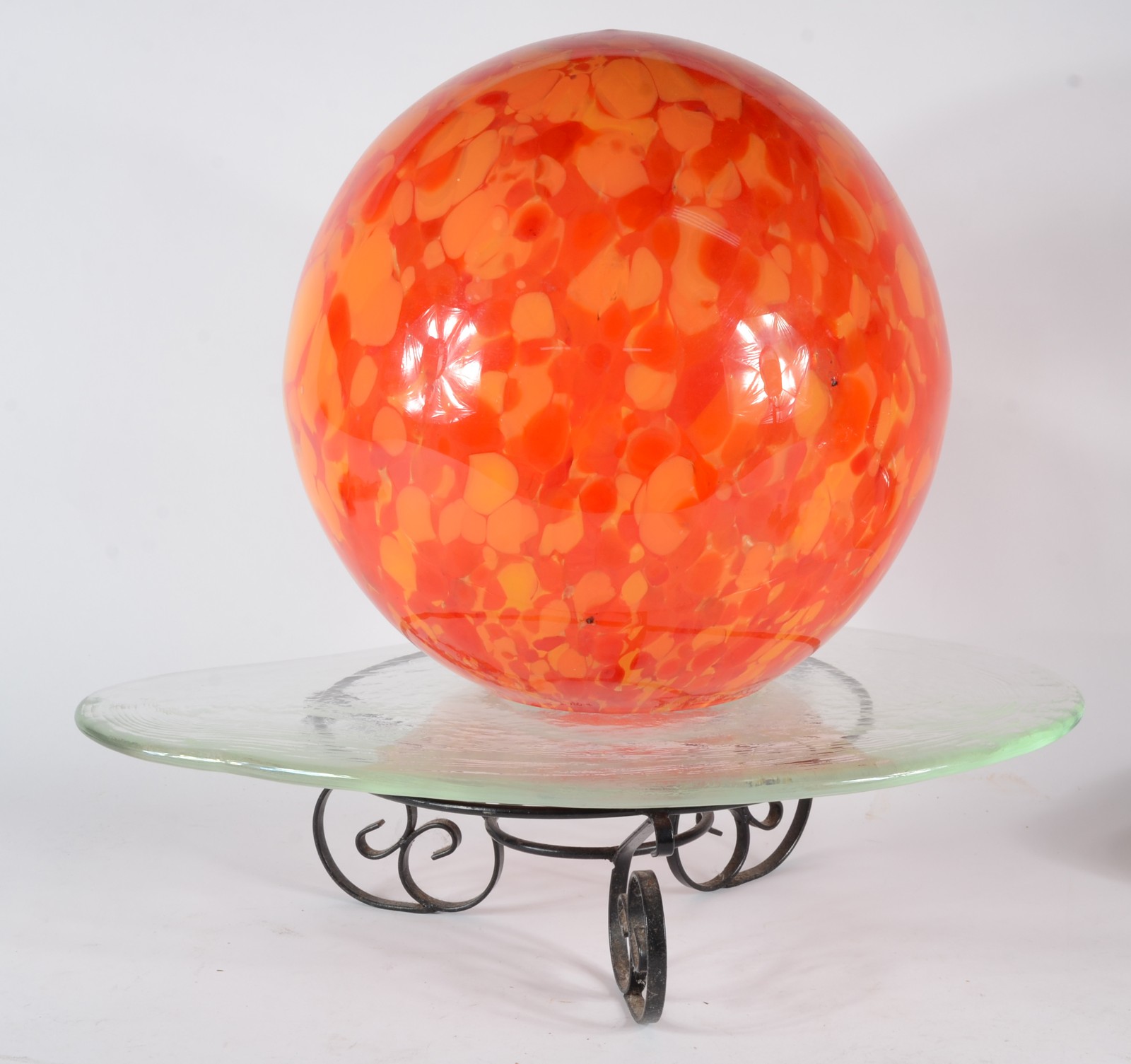 Fruteira com base de metal e tampo de vidro, com grande "bola" de... - foto 1 de 3