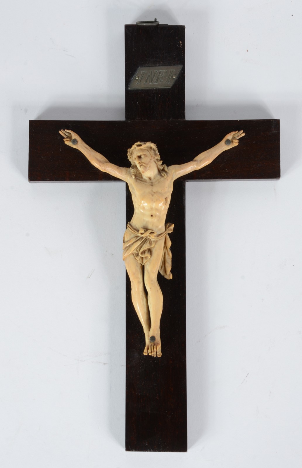 Crucifixo de madeira com figura de Cristo ricamente esculpida em... - foto 1 de 4