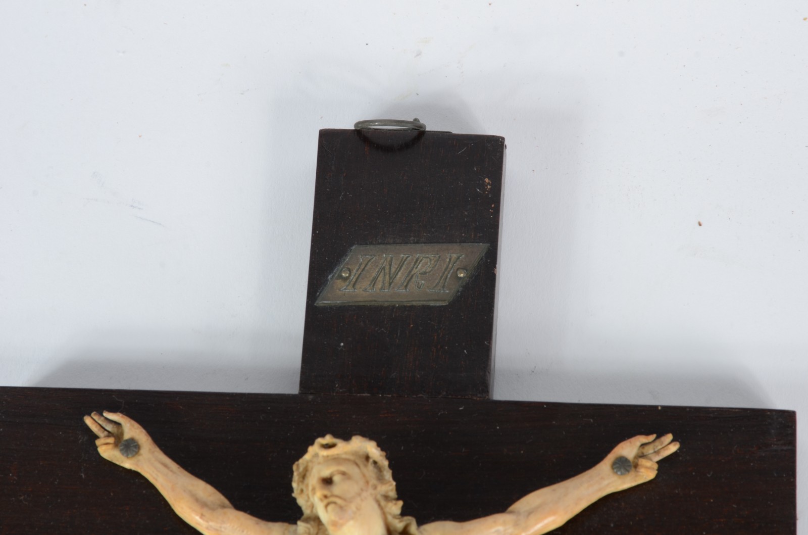 Crucifixo de madeira com figura de Cristo ricamente esculpida em... - foto 2 de 4