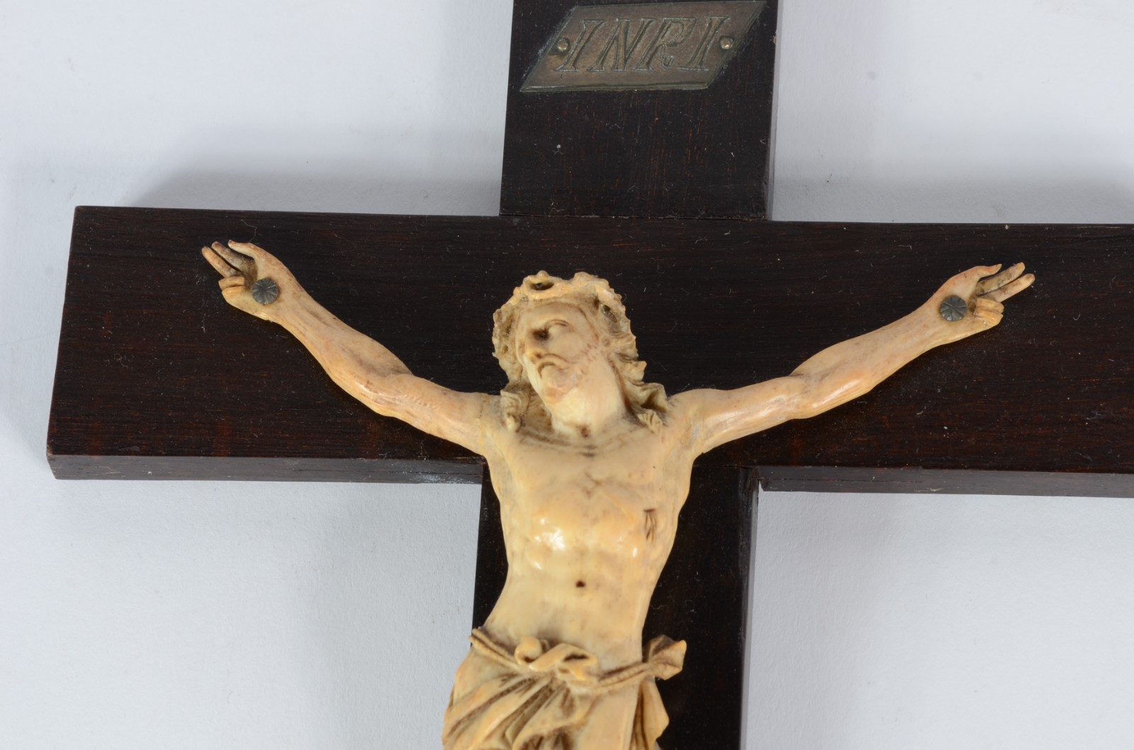 Crucifixo de madeira com figura de Cristo ricamente esculpida em... - foto 3 de 4