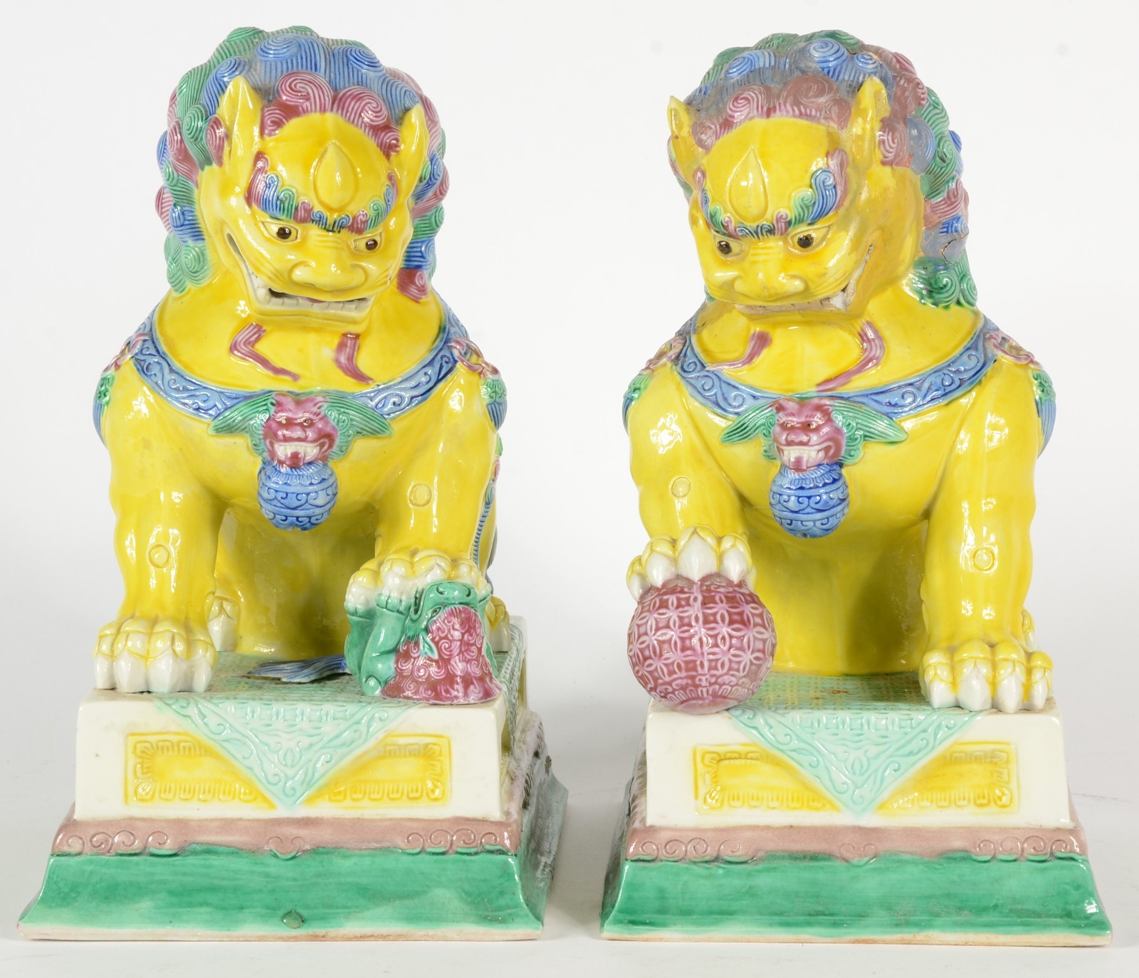 Casal de cães de Fó de porcelana chinesa policromada. Um deles... - foto 1 de 6