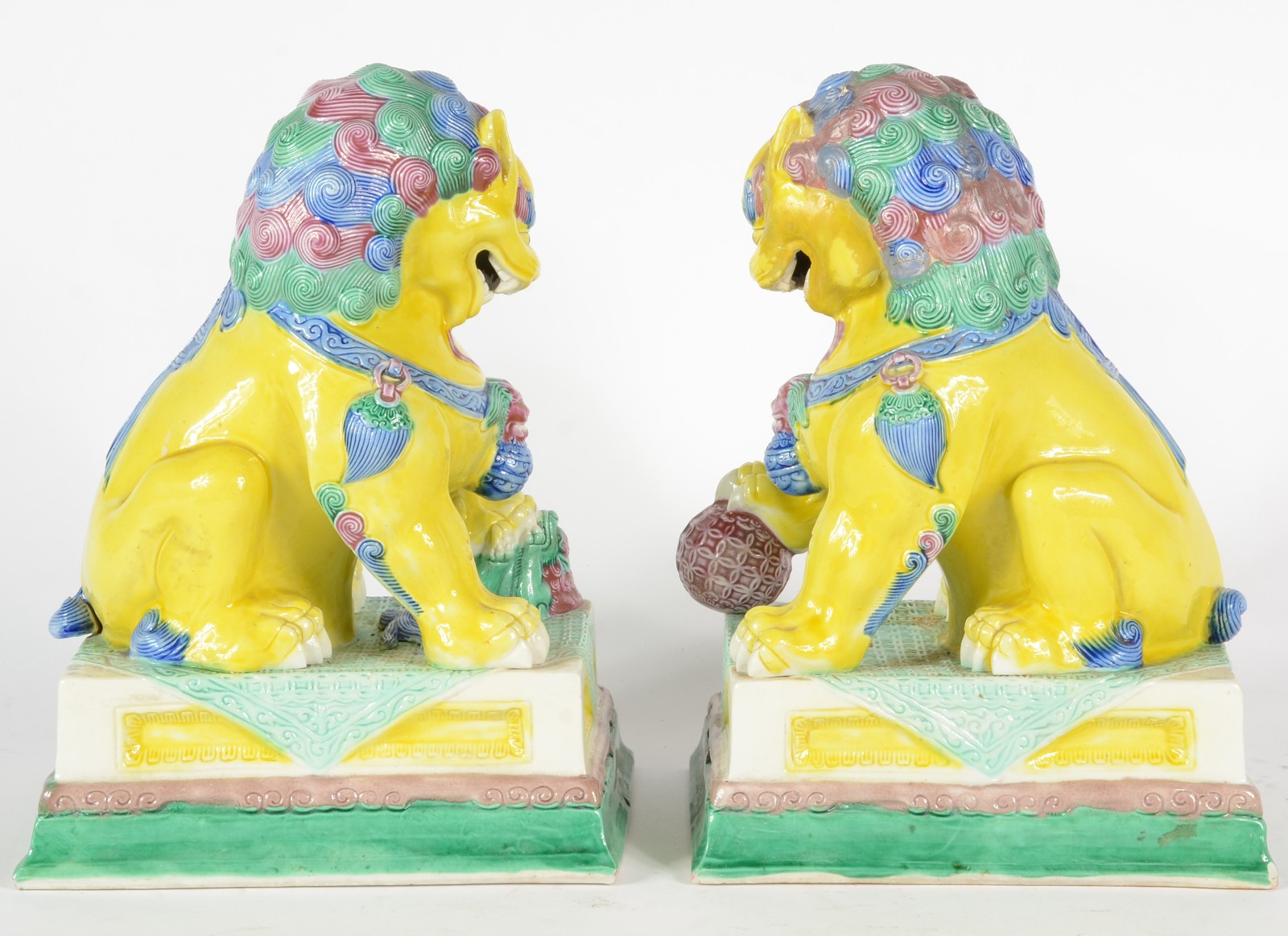 Casal de cães de Fó de porcelana chinesa policromada. Um deles... - foto 2 de 6