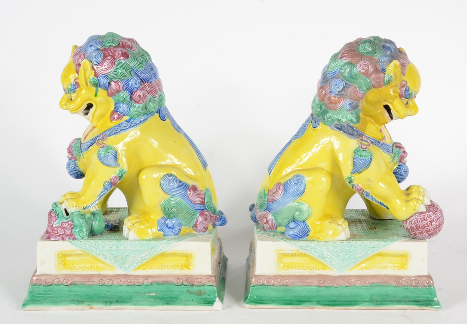 Casal de cães de Fó de porcelana chinesa policromada. Um deles... - foto 4 de 6