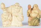 Dois netsukes de marfim, representando figura d... - Dois netsukes de marfim, representando figura de ancião com jovem, e homem com ventarola.