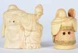 Dois netsukes de marfim, representando figura d... - Dois netsukes de marfim, representando figura de ancião com jovem, e homem com ventarola.