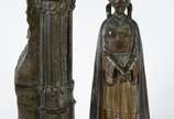 Dominique Alonzo (1910-1930),  - Escultura de bronze representando Freira sob fragmento de porta de Igreja. Assinado.