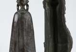 Dominique Alonzo (1910-1930),  - Escultura de bronze representando Freira sob fragmento de porta de Igreja. Assinado.