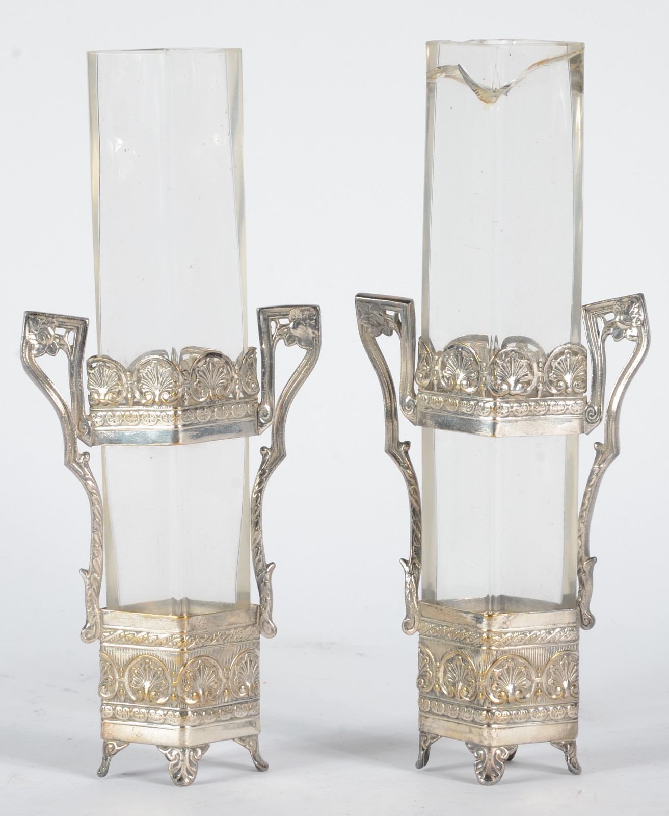 Par de solifleurs de metal prateado com interior de cristal. Um deles... - foto 1 de 4
