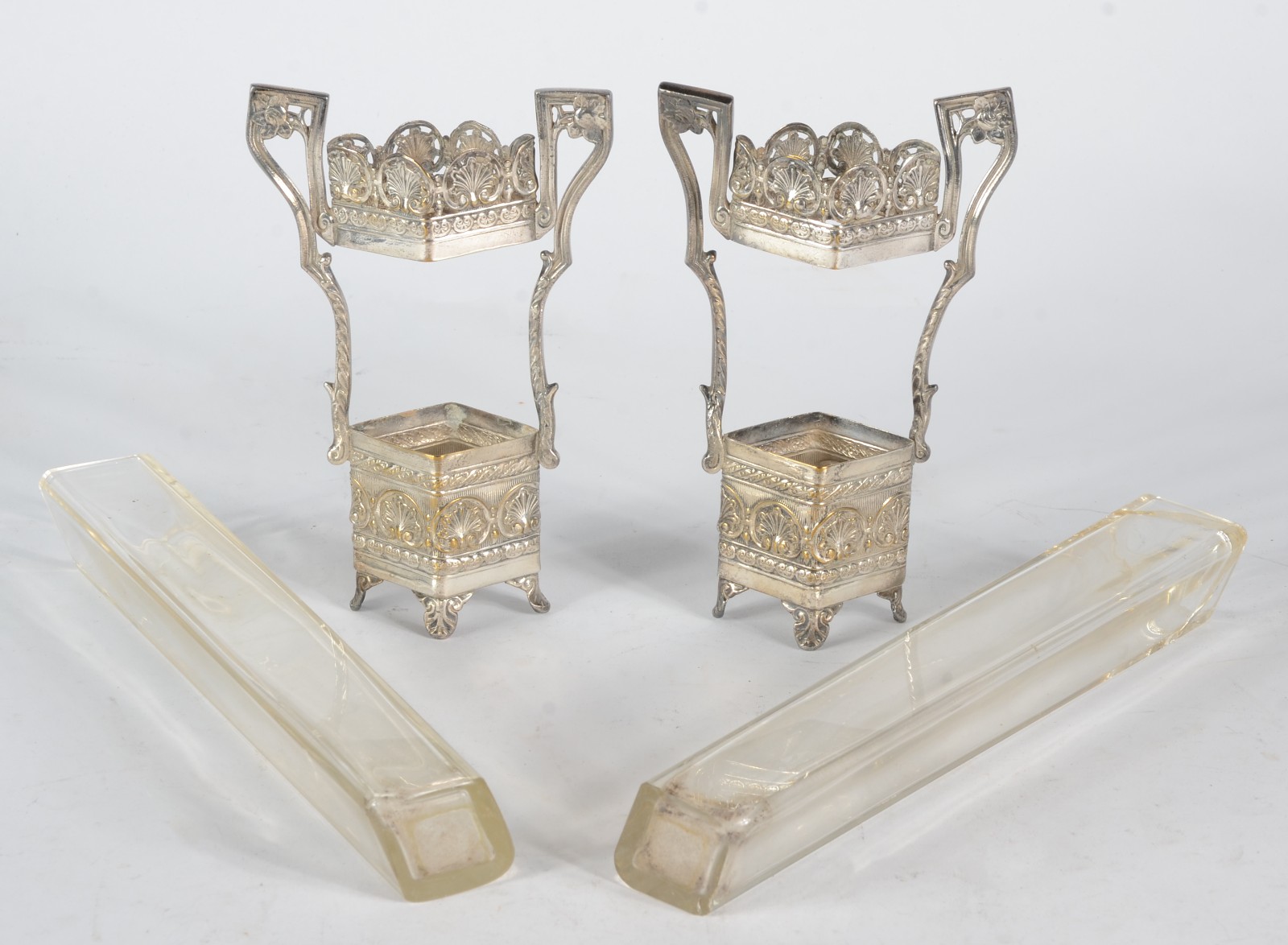 Par de solifleurs de metal prateado com interior de cristal. Um deles... - foto 2 de 4