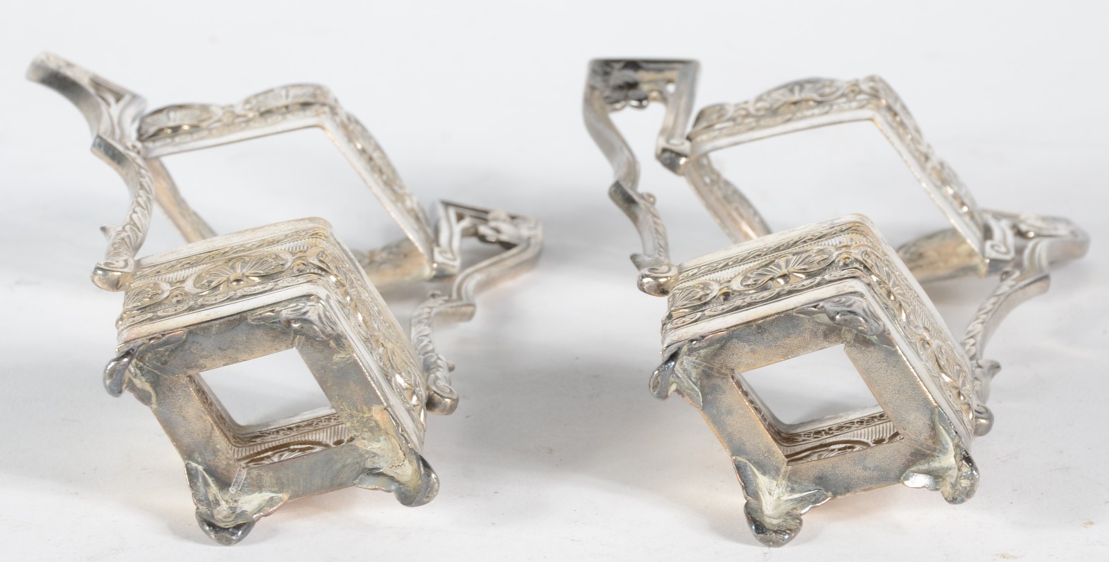 Par de solifleurs de metal prateado com interior de cristal. Um deles... - foto 3 de 4