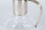 Jarra de cristal com alça e bocal de metal prat... - Jarra de cristal com alça e bocal de metal prateado (desgastes).
