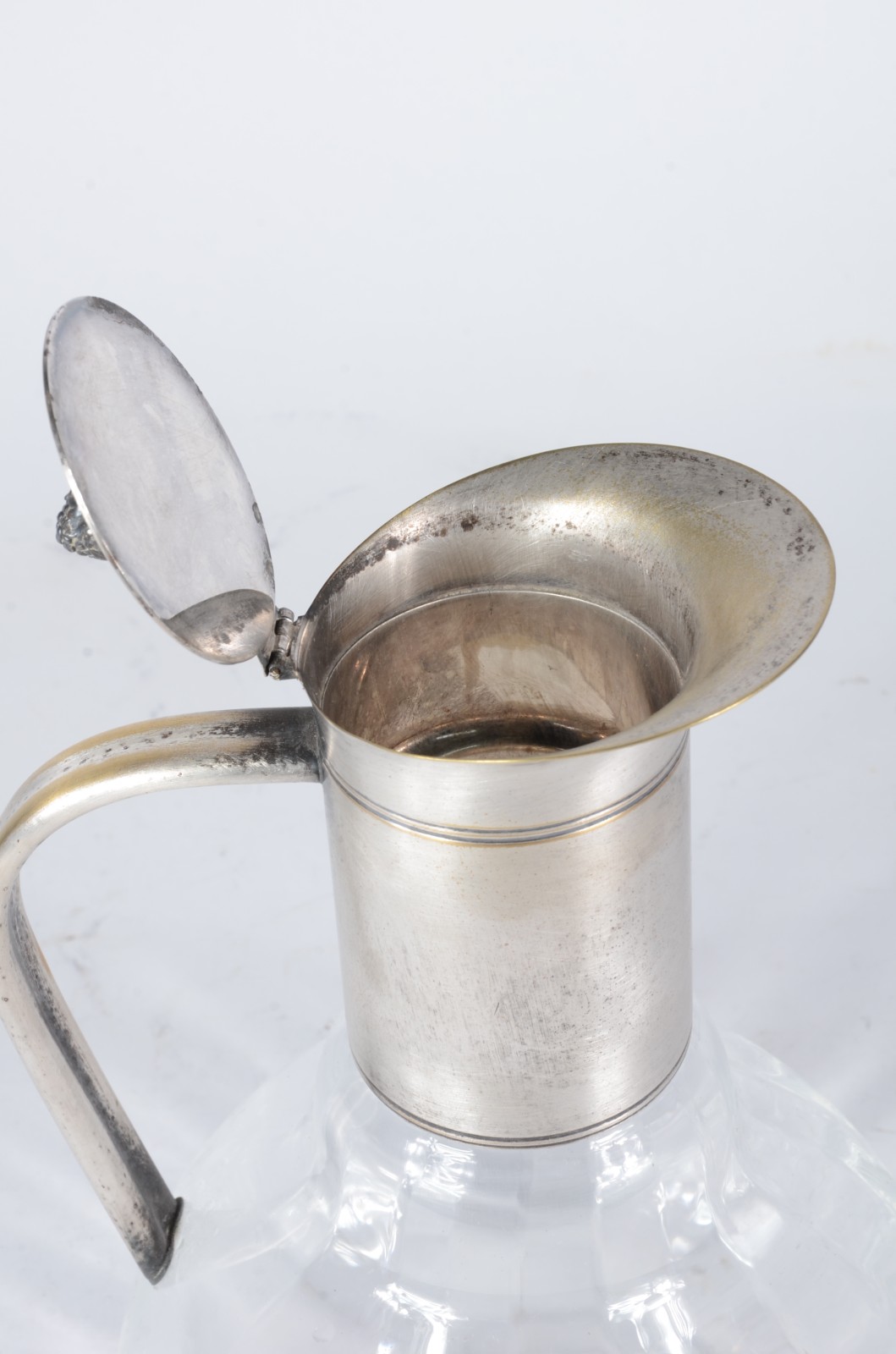 Jarra de cristal com alça e bocal de metal prateado (desgastes). - foto 4 de 4