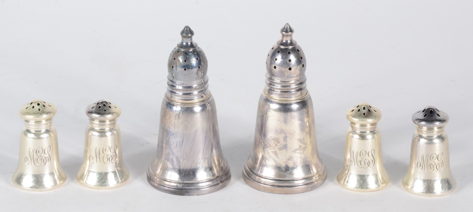 Conjunto com 6 saleiros de prata contrastada, sendo dois com interior... - foto 1 de 6