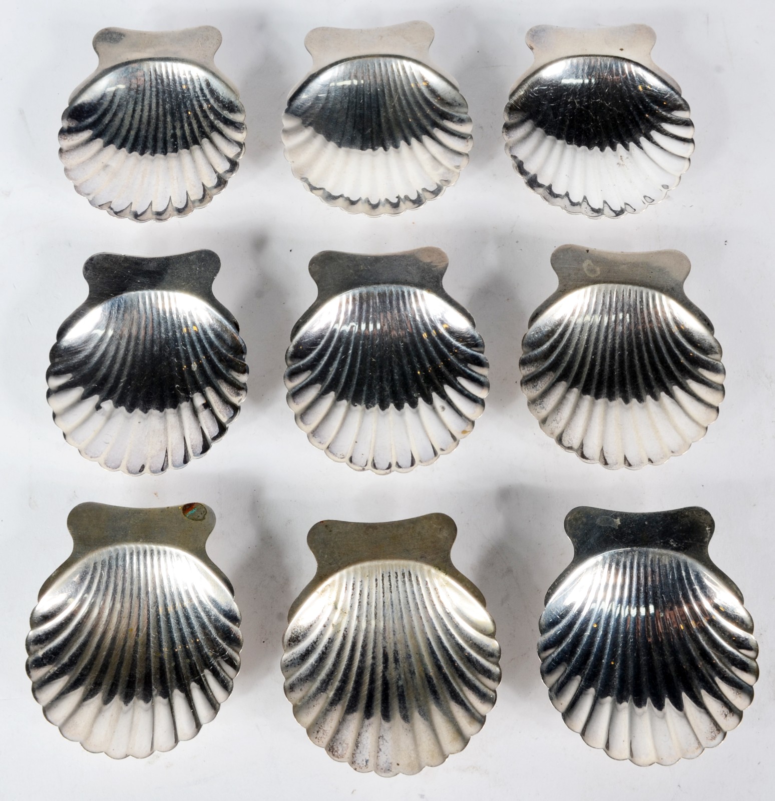 Conjunto com 9 manteigueiras individuais na forma de conchas de prata... - foto 1 de 4