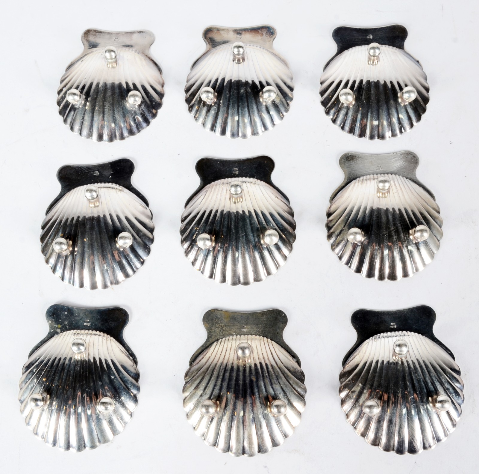 Conjunto com 9 manteigueiras individuais na forma de conchas de prata... - foto 3 de 4
